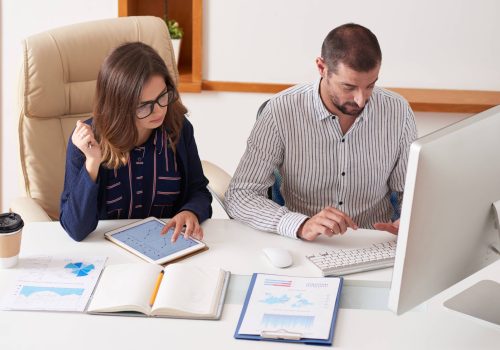 freecompress-gerentes-financieros-trabajando-en-informe